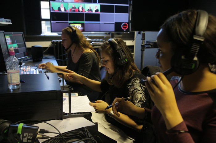 Muchos estudiantes el curso de periodismo